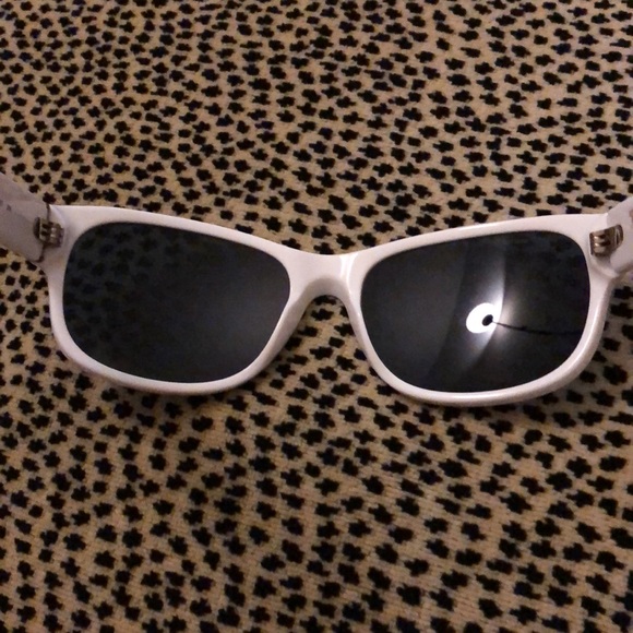 Burberry sunglasses - Picture 5 of 10